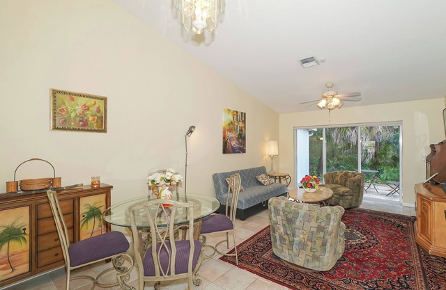 Close to Beaches, Downtown, everything Sarasota