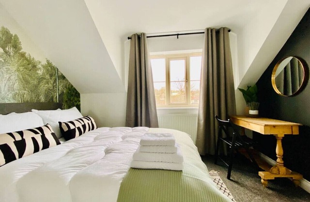 Close to M62 Smart TV Parking and Pets Stay Free