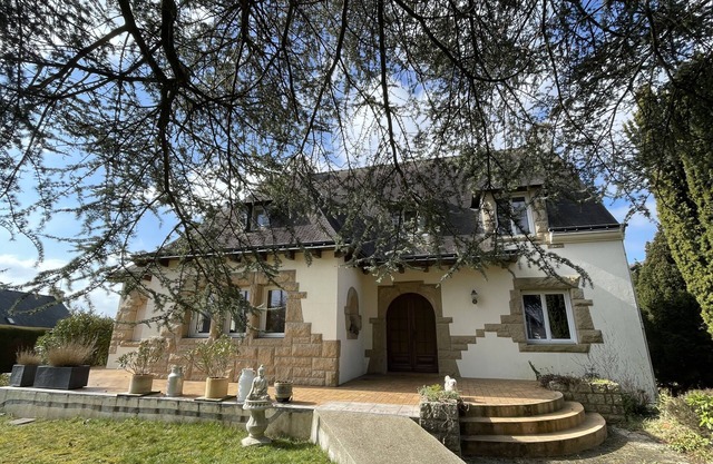 Close to the city centre. Private top floor surrounded by a spacious garden