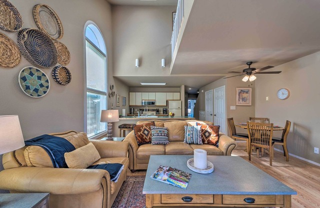 Cloudcroft Townhome w/Deck - 1 Mi to Burro Ave!
