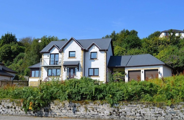 Clydeside Villa -A stunning villa in Dunoon overlooking the Firth of Clyde sleeps 10-Pet Friendly