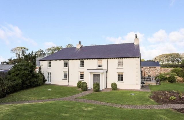 CLYNNOG HOUSE, pet friendly, with a garden in Newborough
