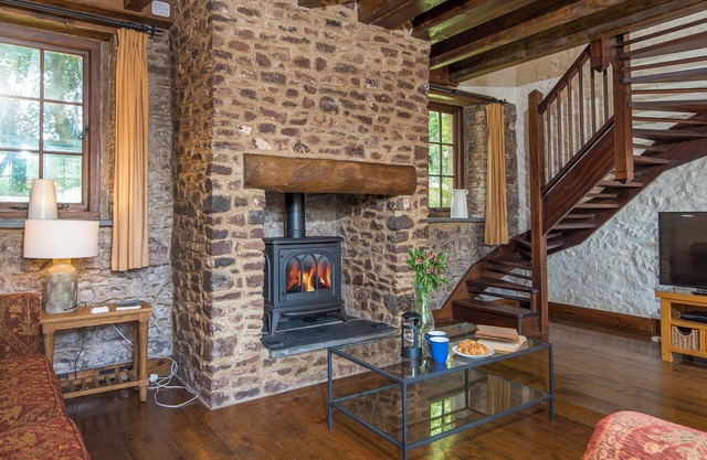 Coach House, Holiday Cottage Stackpole , Sleeps 8, 4 bedrooms, bathrooms