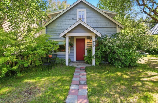 Coastal Cabin - Downtown Historical Log Home