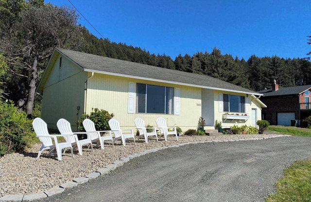 Coastal Comfort! Newly remodeled, spacious pet friendly home near hiking trails