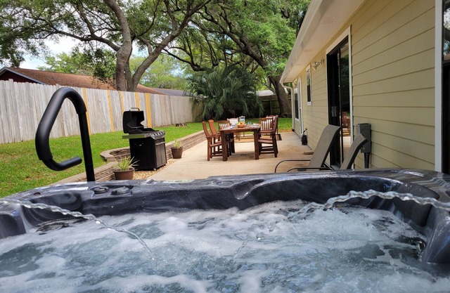 Coastal Stay ~ Hot Tub, Minutes to Beach, Bay Access