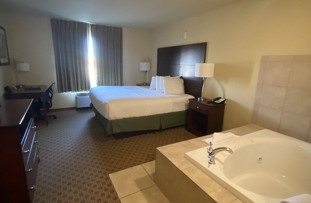 Cobblestone Hotel & Suites – Broken Bow