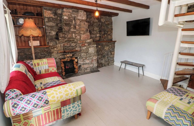 COBWEBS CORNER, pet friendly, character holiday cottage in Porthcawl