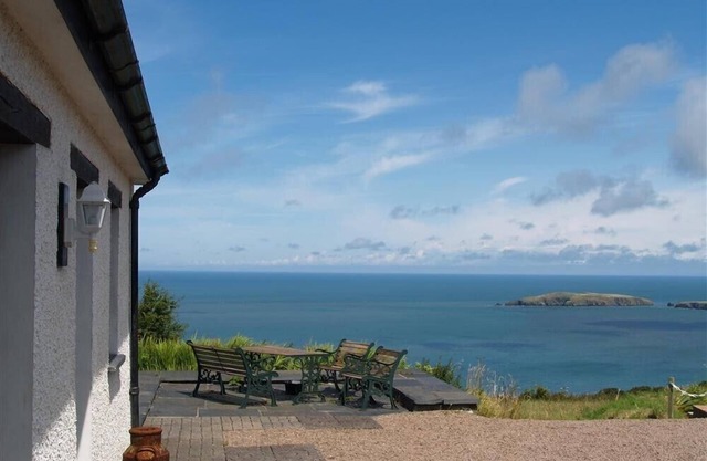 COCKSHEAD COTTAGE, pet friendly, with a garden in St Dogmaels