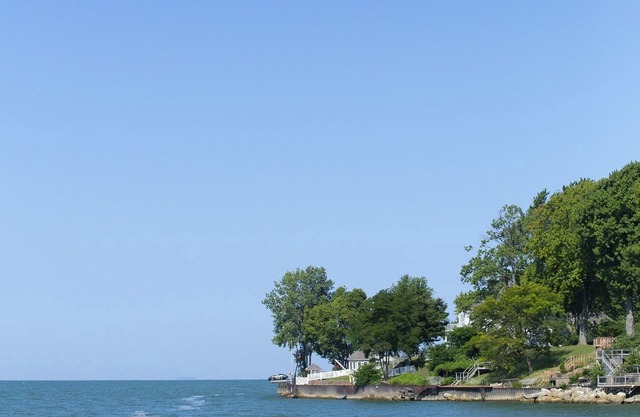 Colchester cottages a stones throw away from beaches, wineries, marina, parks.