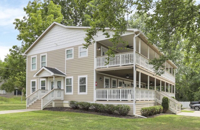 Colonial on Crane: Hot tub, pet friendly, and boat dock included