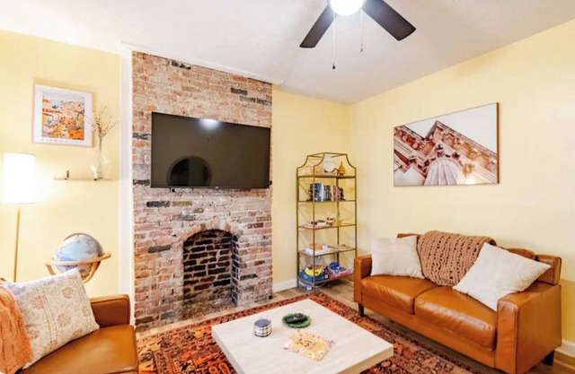 Colorful Townhouse Near Downtown Columbus - Designed for Travel & Work