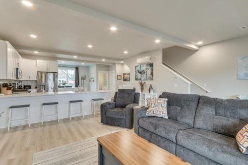 Columbia River Views Spacious Hammond Getaway!