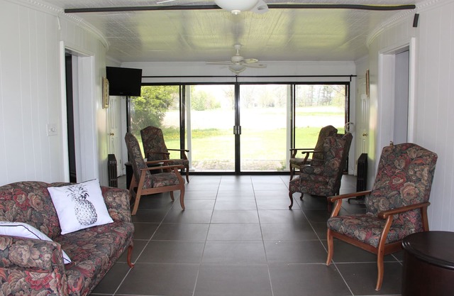 Come relax at our country oasis, close to Toronto, Lake Ontario & Niagara