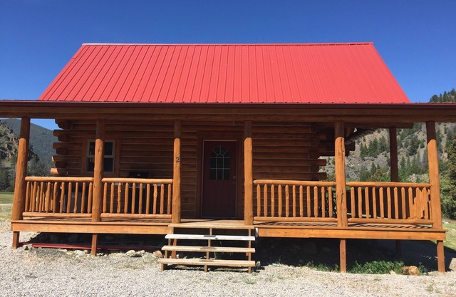 COME STAY IN OUR BEAUTIFUL CABIN SITTING ON THE BANKS OF THE BIG HOLE RIVER