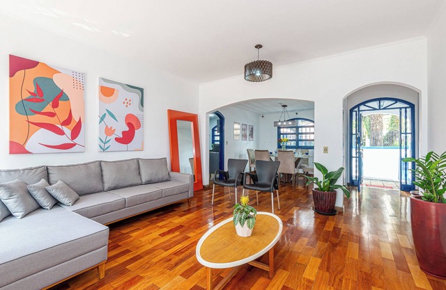 Comfort and spacious 4 bedroom house with hot tub. Very close to subway.