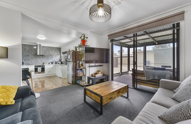 Comfort behind Crouch In CBD, newly renovated, perfect for the family & pets