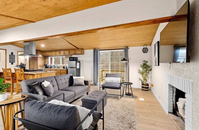 Comfort Cabin - 2BD Family Getaway in Creve Coeur