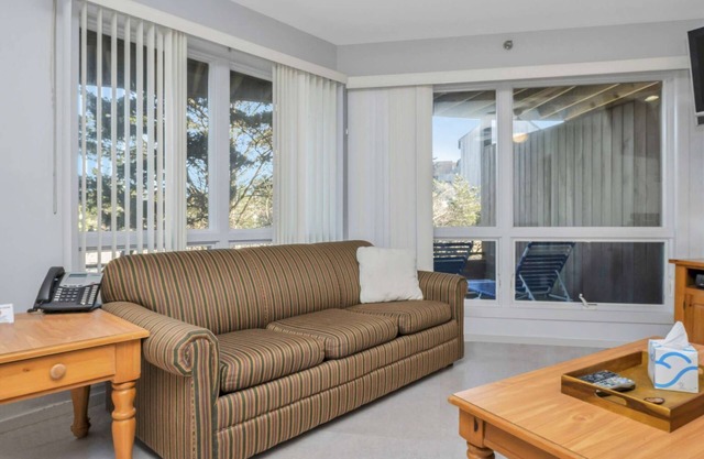 Comfort Studio Apt w/Queen Bed & Private Balcony