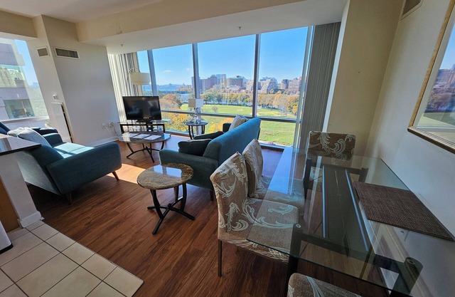 Comfortable 2BR/2BA by MGH, Ideal for Families, River Walk, Gym, Laundry in Unit