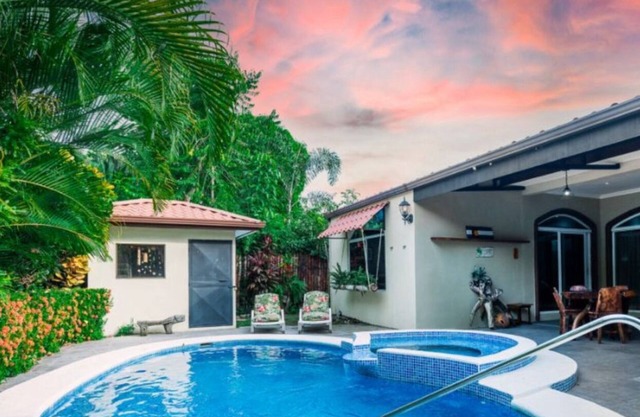 Comfortable 3 bedroom, 3 bathroom private villa with private pool