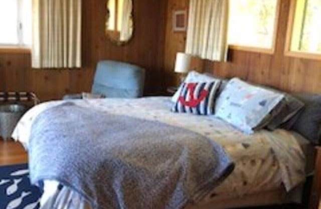 Comfortable 4 BR - 3 BA with large deck and distant peaceful ocean view