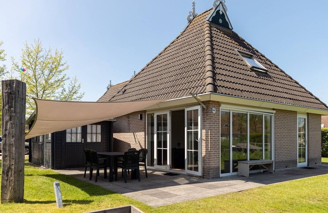 Comfortable 4-person bungalow by the water