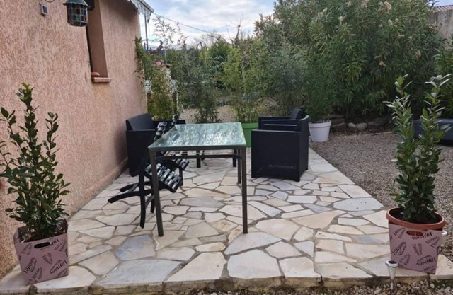Comfortable air-conditioned studio in a quiet villa 15 km from Cannes
