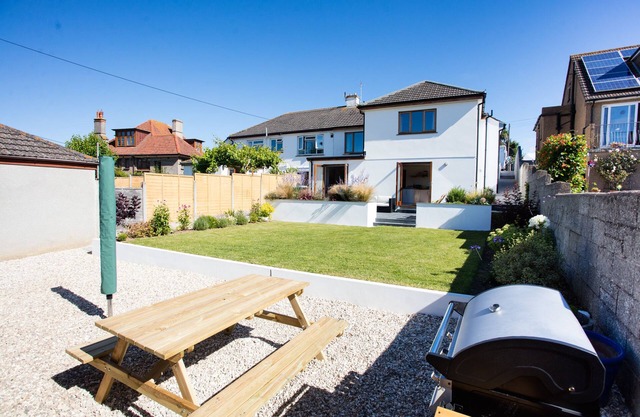 Comfortable and well equipped 4 bedroom family home - 600m from the beach