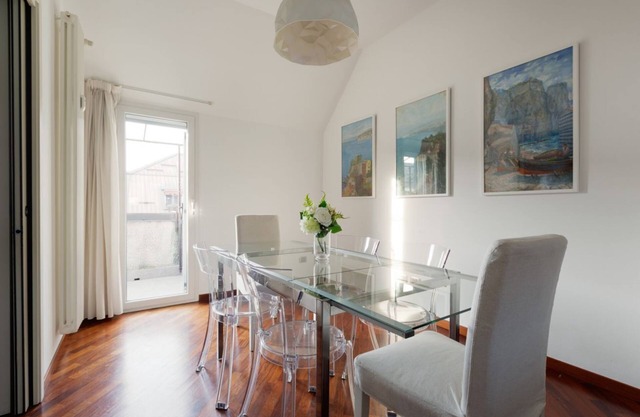 Comfortable apartment located on the third floor of a building with a lift (NOT suitable for disabled people). There are steps at the entranceIn 100m2 of space, it comfortably accommodates 4 people with two double bedrooms.The property is located near th
