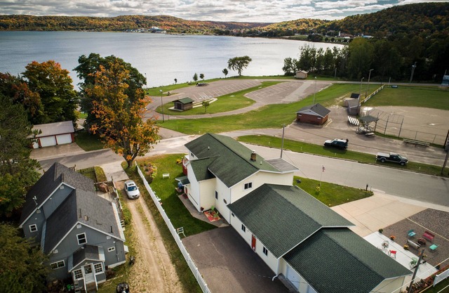 Comfortable family friendly situated on the shore of Munising Bay Lake Superior