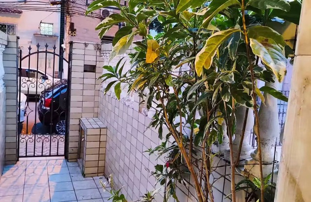 Comfortable house, 2 minutes from the beach, shopping malls, bars and lots of leisure. Pets allowed!