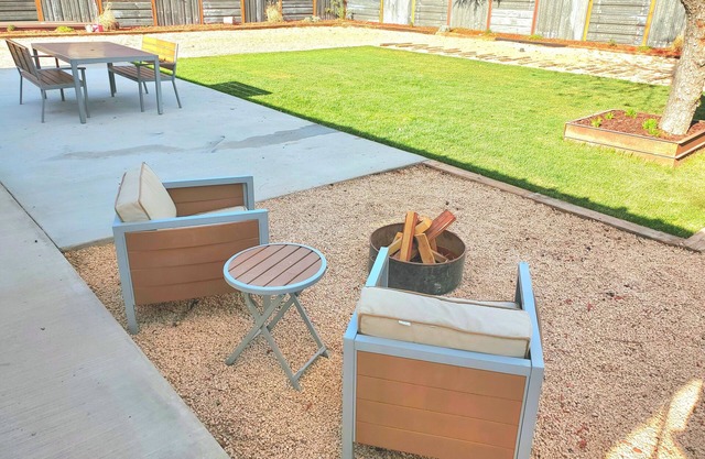 Comfortable, Laid-back Cottage. Private Yard. Near Zion. 2 Bedroom, Full Kitchen