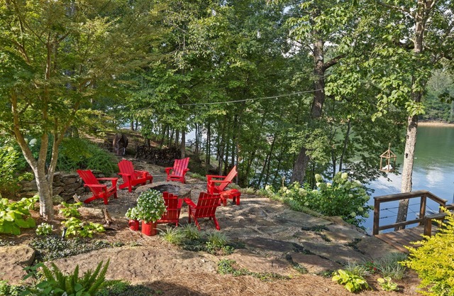 Comfortable lakefront home on Smith Lake w/easy water access & Sea Doo rental!