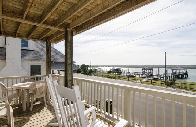 Comfortable sound-front duplex near Crystal Pier!