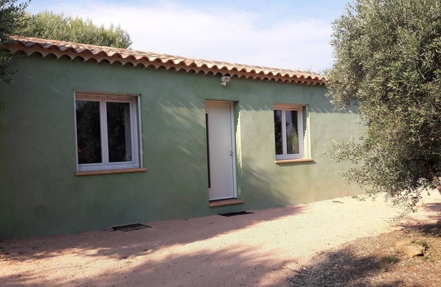 Comfortable villa in the heart of the Bandolais vineyards with private access and parking.