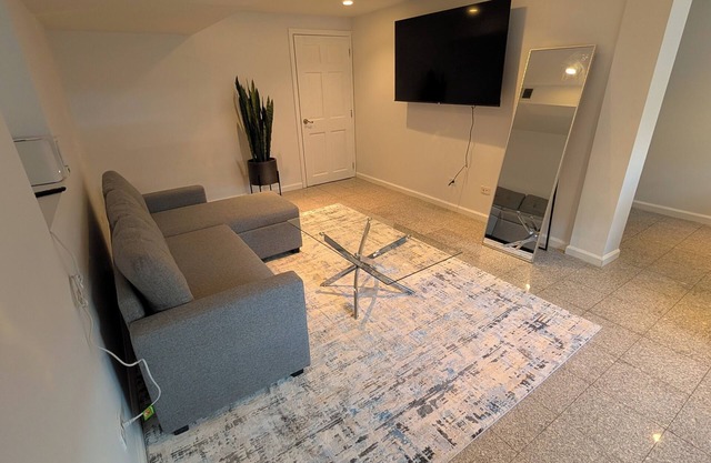 Comfy 2-bedroom apartment with AC, WiFi in Oak Park