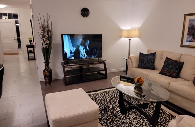 Comfy 3Bdrm home near Hyde Park Mall/Western Uni