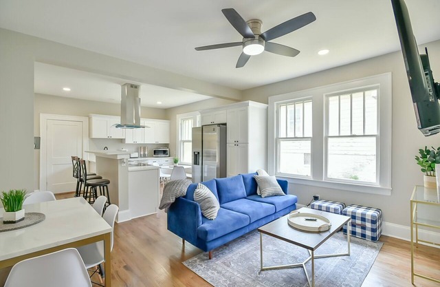 Comfy 6 Bedroom home w/two living spaces close to downtown!