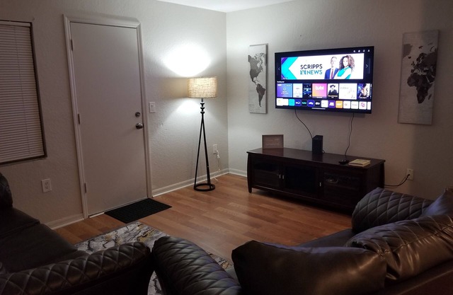 Comfy, Cozy, Central, Well Equipped 2-BR Townhome, AC, WiFi Gainesville, FL