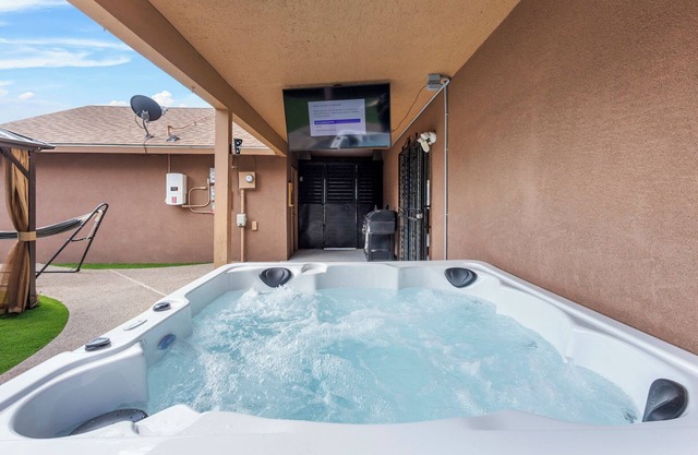 Comfy Home w/Hot Tub and more! Home in Albuquerque, NM