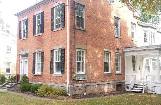 Comfy studio apartment on 2nd floor, pet friendly