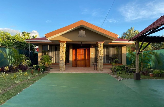 Comfy Villa for 7 with Private Pool, Just 10 Minutes from Manuel Antonio!