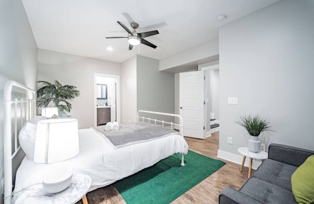 Contemporary 2BR2BA w/King *Den*Private Entry/Yard