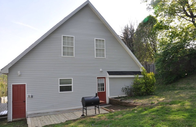 Contemporary Hideaway near Historic Harpers Ferry!