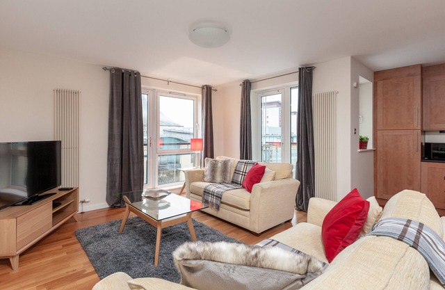 Contemporary three-bedroom apartment with free parking space. Sleeps 5.
