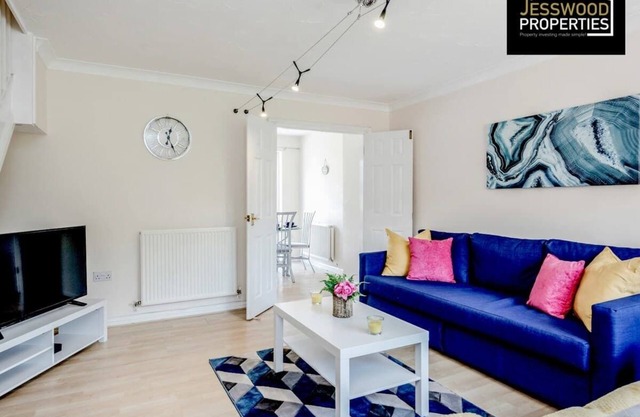 Contractors Home 3 Bed 2.5 Bath | Parking | Wifi