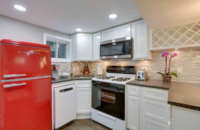 Convenient DC Studio Near Metro Stop!