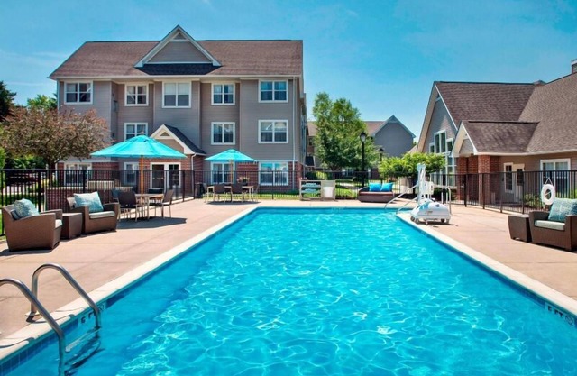 Convenient Tourist Location! Free Breakfast, Kitchen, Seasonal Outdoor Pool!