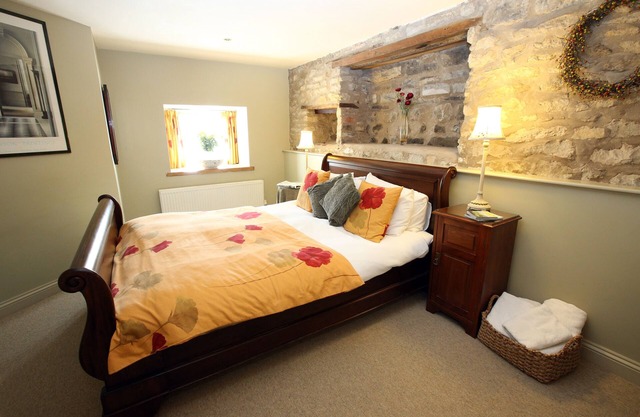 Converted stable Mews Cottage with one king bed Sleigh bedroom